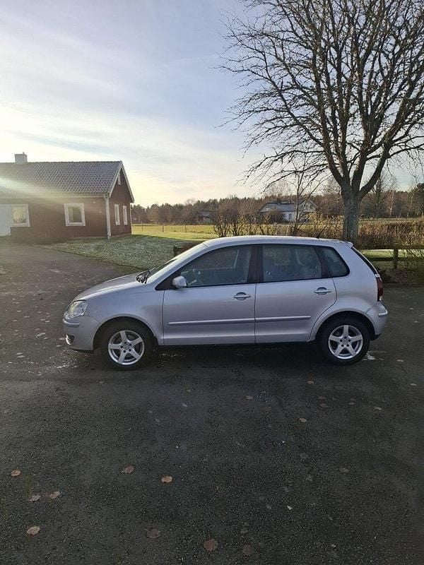 Silver Begagnad 2006 VW Polo Comfortline Halvkombi | 28 000 kr (Marknadspris) - Bild 1/4