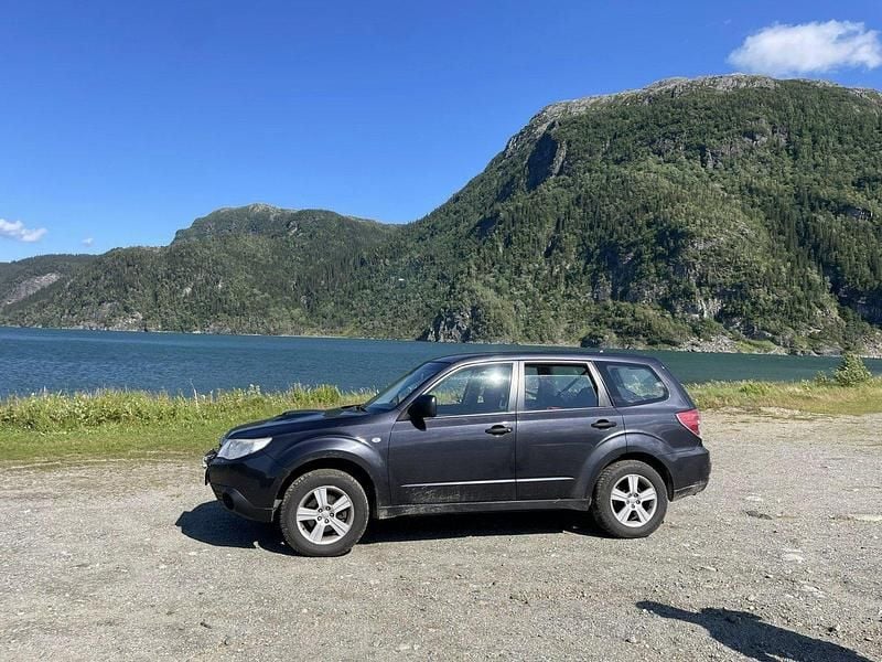 Grå Begagnad 2010 Subaru Forester SUV | 36 000 kr (Dyr) - Bild 1/4