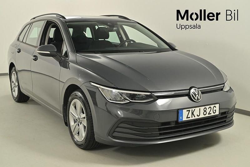 Grå (dolphin grey metallic) Begagnad 2021 VW Golf VIII Life Kombi | 224 000 kr (Marknadspris) - Bild 1/4