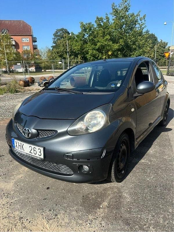 Grå Begagnad 2005 Toyota Aygo Halvkombi | 28 500 kr (Marknadspris) - Bild 1/4
