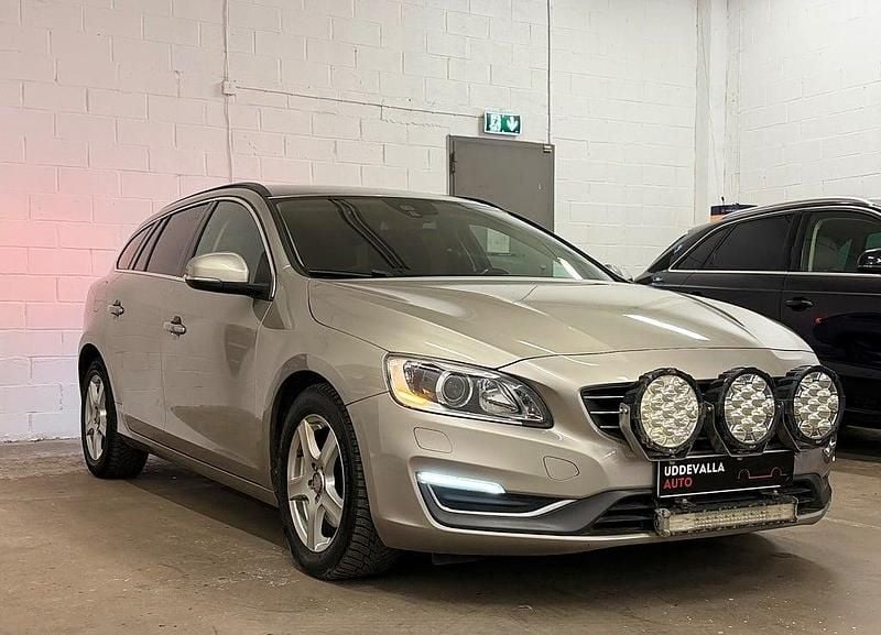 Ljusbrun Begagnad 2014 Volvo V60 Momentum Kombi | 94 900 kr (Bra pris) - Bild 1/4