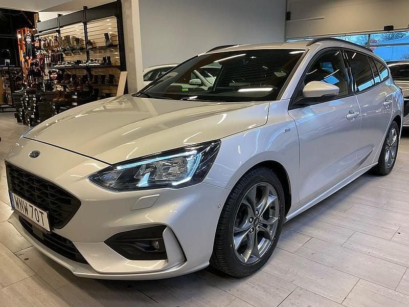Grå Begagnad 2020 Ford Focus ST-Line Kombi | 188 000 kr (Marknadspris) - Bild 1/4