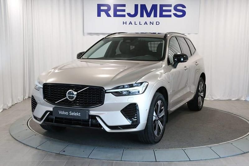 Grå Begagnad 2025 Volvo XC60 Plus SUV | 569 500 kr (Lite dyr) - Bild 1/4