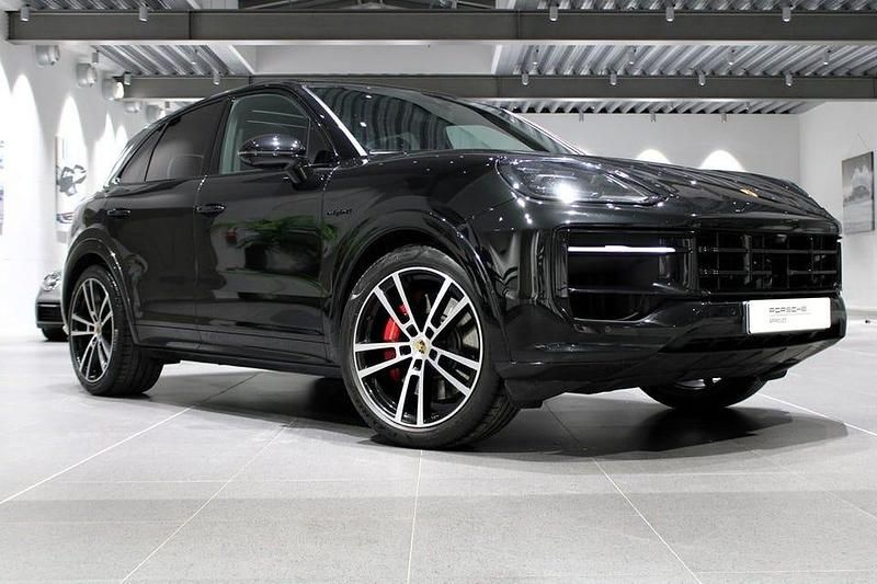 Chromite black metallic Begagnad 2024 Porsche Cayenne S E-Hybrid SUV | 1 135 000 kr - Bild 1/4
