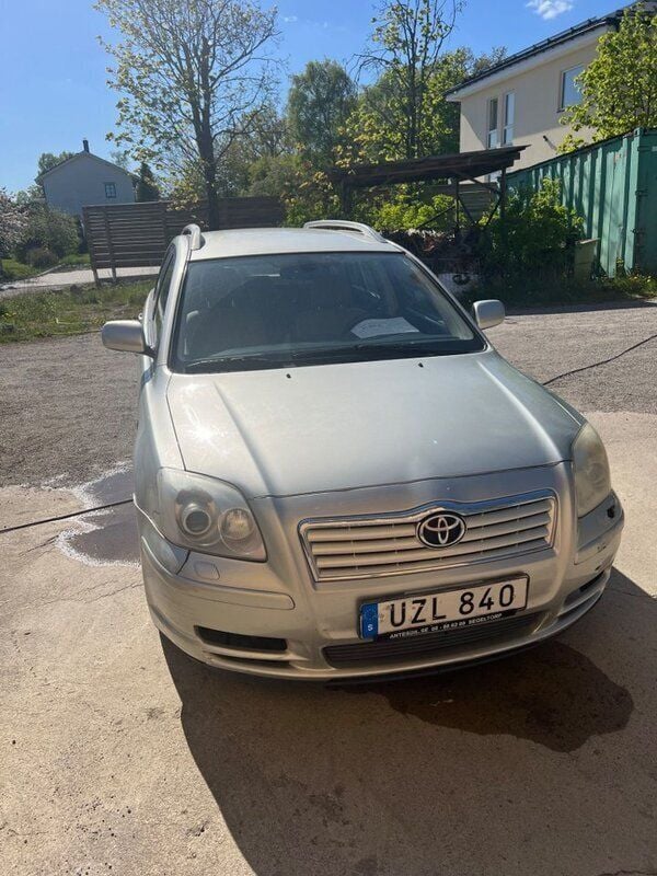 Silver Begagnad 2004 Toyota Avensis Kombi | 19 500 kr (Marknadspris) - Bild 1/4