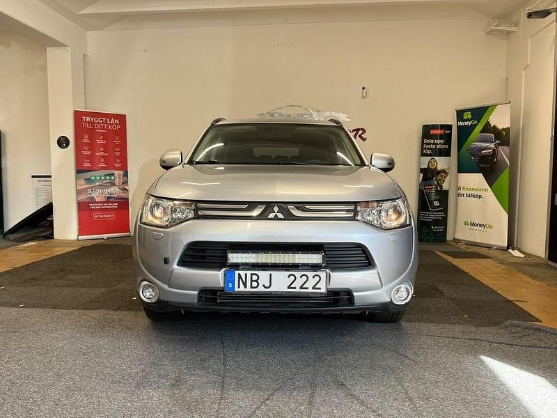 Silver Begagnad 2012 Mitsubishi Outlander Comfort Edition SUV | 89 900 kr (Marknadspris) - Bild 1/4