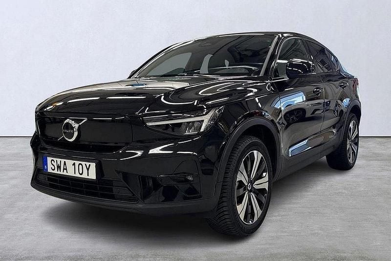 Svart Begagnad 2022 Volvo EC40 Plus SUV | 369 900 kr (Marknadspris) - Bild 1/4