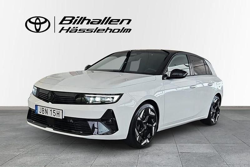 Vit Begagnad 2023 Opel Astra GSe Halvkombi | 319 900 kr (Dyr) - Bild 1/4