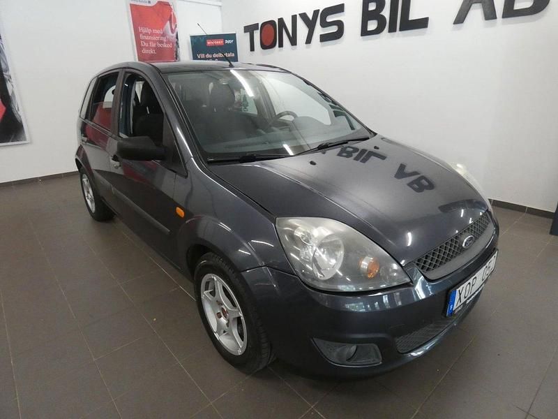 Mörkgrå (grå) Begagnad 2006 Ford Fiesta Halvkombi | 17 500 kr (Marknadspris) - Bild 1/4