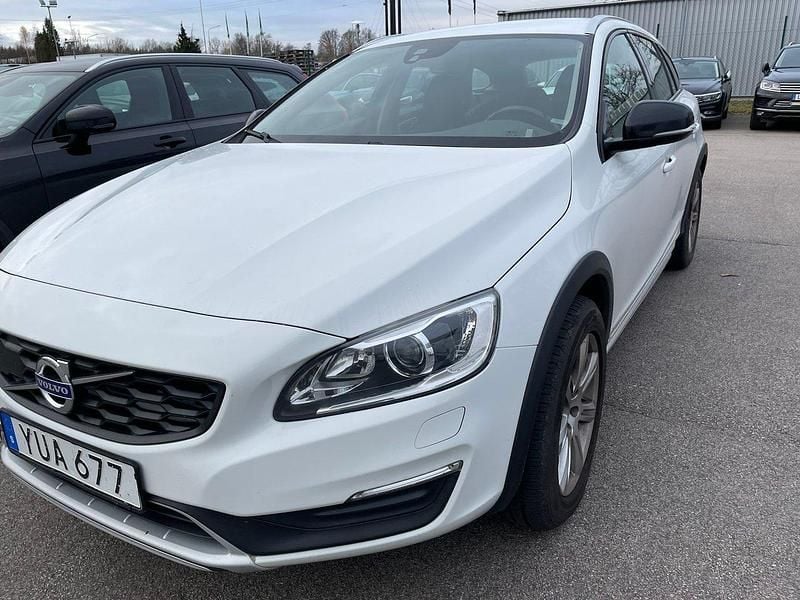 Vit Begagnad 2018 Volvo V60 CC Momentum Kombi | 185 000 kr (Bra pris) - Bild 1/2
