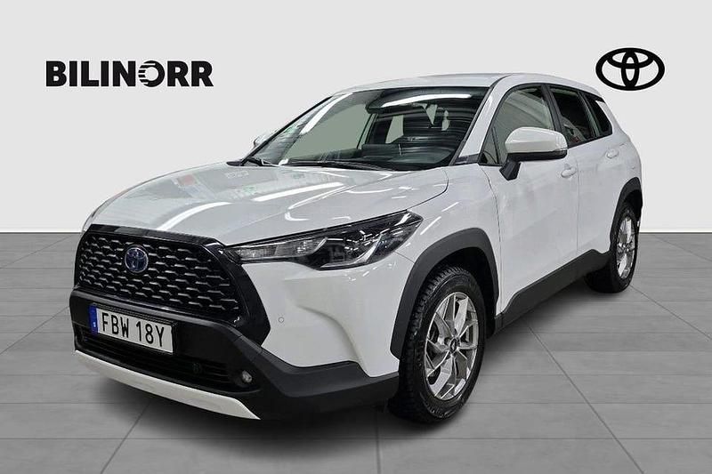 Vit Begagnad 2024 Toyota Corolla Cross Active SUV | 369 900 kr (Marknadspris) - Bild 1/4