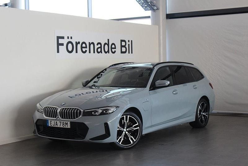 Grå (m brooklyn grå ) Begagnad 2024 BMW 330e M Sport Kombi | 519 000 kr (Marknadspris) - Bild 1/4