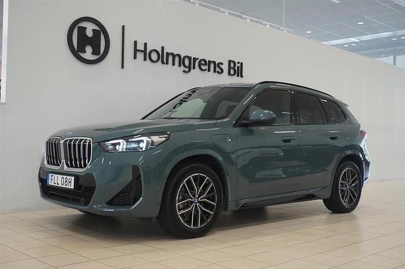 Grön Begagnad 2024 BMW X1 Comfort Edition SUV | 539 900 kr (Marknadspris) - Bild 1/4