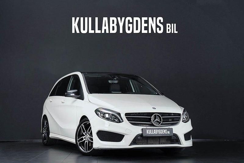 Kalcitvit med svart läderklädsel Begagnad 2017 Mercedes 200 AMG Halvkombi | 189 000 kr - Bild 1/4