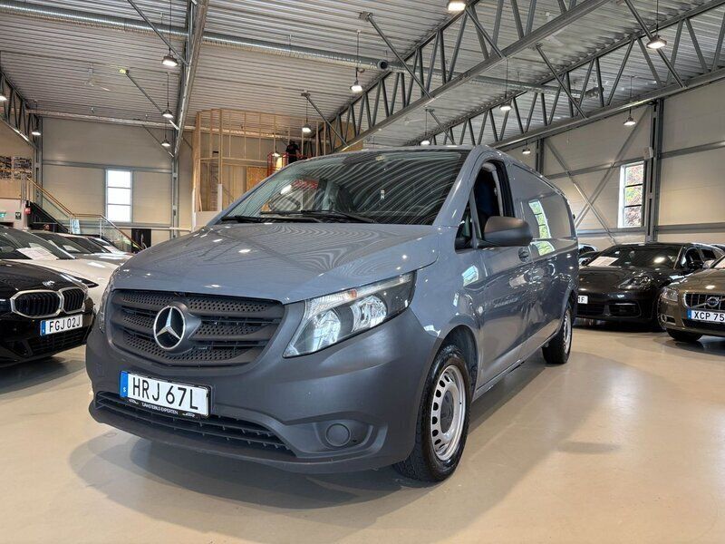 Grå Begagnad 2019 Mercedes Vito Minibuss | 169 900 kr (Marknadspris) - Bild 1/4