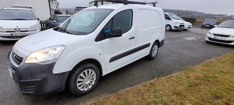 Vit Begagnad 2016 Peugeot Partner Van | 99 000 kr (Marknadspris) - Bild 1/4