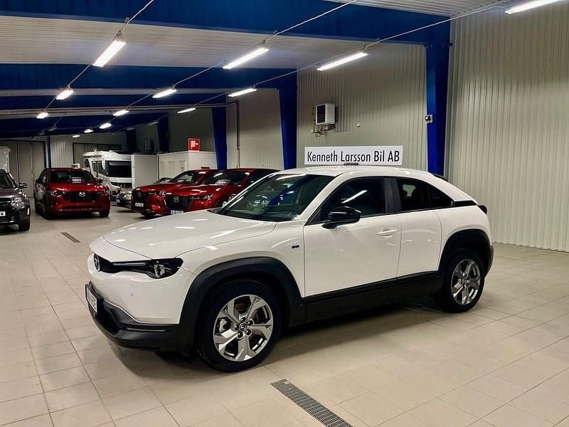 Vit Begagnad 2022 Mazda MX30 SUV | 169 000 kr (Marknadspris) - Bild 1/4