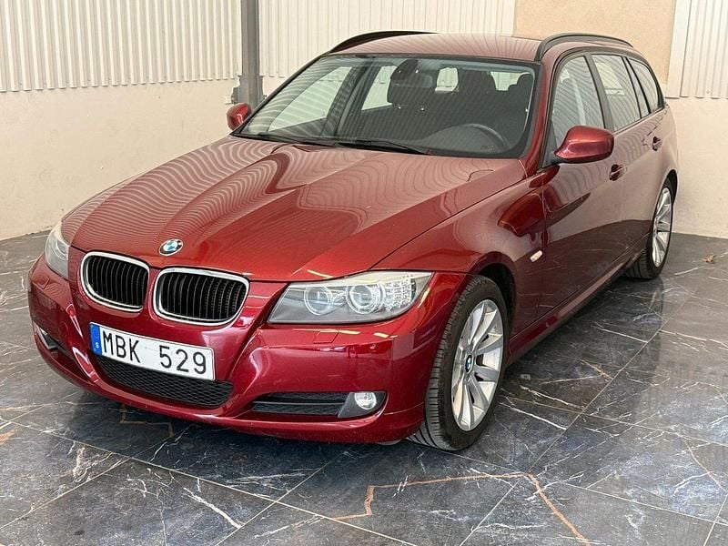 Mörkröd Begagnad 2011 BMW 316 Kombi | 49 900 kr (Marknadspris) - Bild 1/4