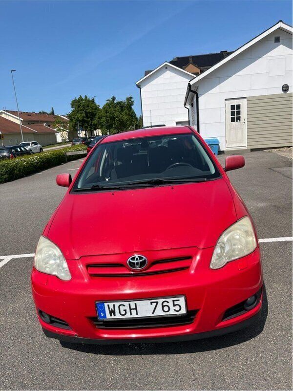 Röd Begagnad 2004 Toyota Corolla Halvkombi | 27 000 kr (Bra pris) - Bild 1/4