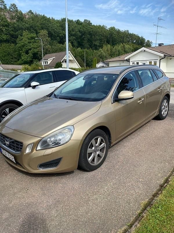 Guldmetallic Begagnad 2011 Volvo V60 Kombi | 63 000 kr (Superpris) - Bild 1/4