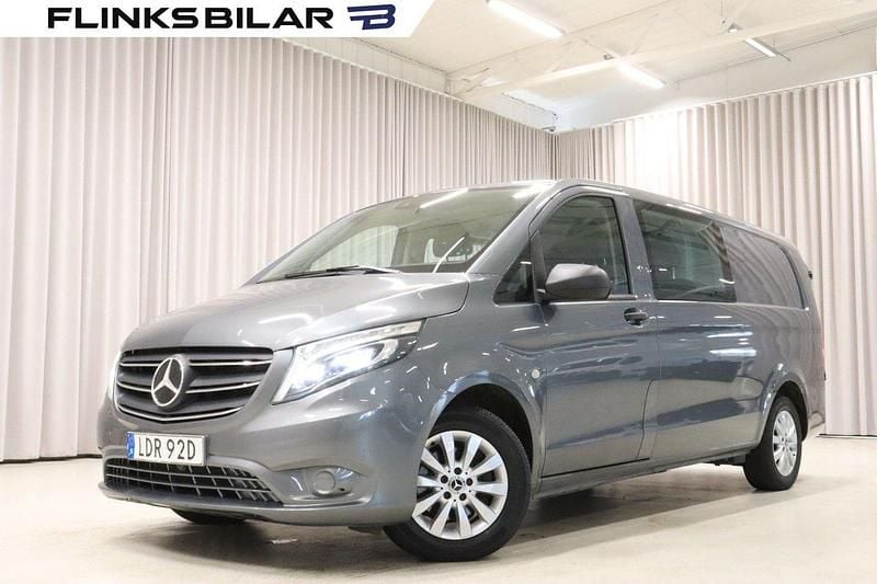 Grå Begagnad 2022 Mercedes Vito Minibuss | 449 800 kr - Bild 1/4