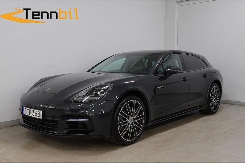 Grå Begagnad 2018 Porsche Panamera Sport Turismo Kombi | 569 900 kr (Bra pris) - Bild 1/4
