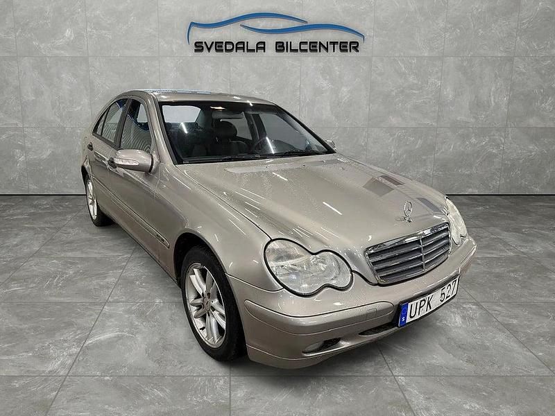 Silver Begagnad 2004 Mercedes C180 Sedan | 59 000 kr (Dyr) - Bild 1/4