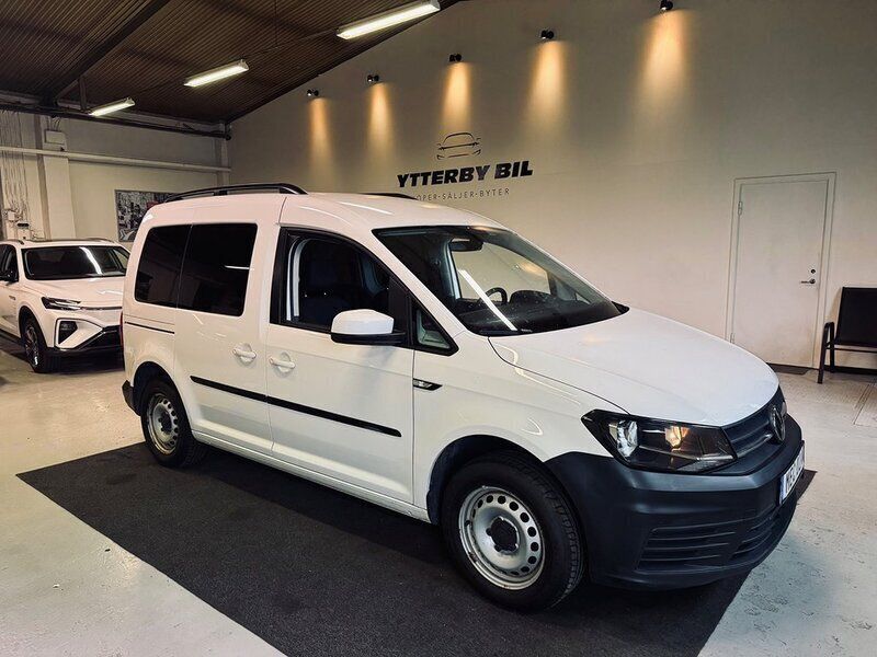 Vit Begagnad 2020 VW Caddy Minibuss | 139 900 kr (Marknadspris) - Bild 1/4
