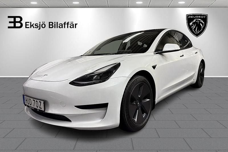 Vit Begagnad 2022 Tesla Model 3 Standard Range Sedan | 299 500 kr (Bra pris) - Bild 1/4