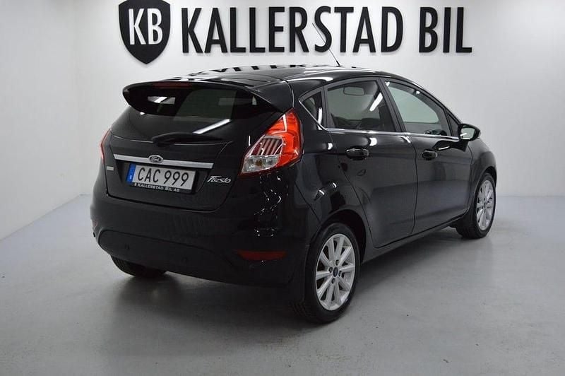 Begagnad Ford Fiesta Titanium 101 HK (74 kW) 2015 Svart Halvkombi