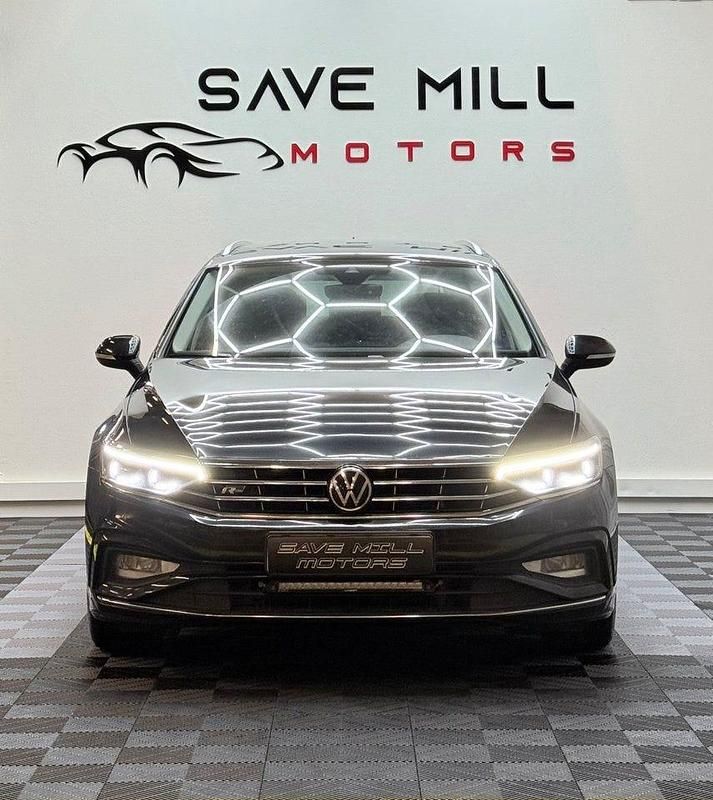 Svart Begagnad 2021 VW Passat R-line Kombi | 249 900 kr (Marknadspris) - Bild 1/4