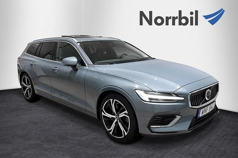 Grå Begagnad 2022 Volvo V60 Kombi | 399 000 kr (Dyr) - Bild 1/4