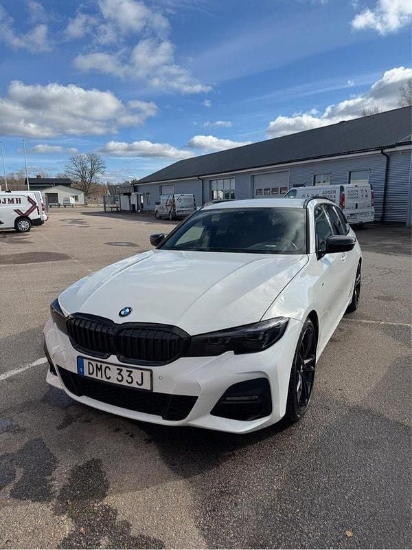 Vit Begagnad 2021 BMW 320 M Sport Kombi | 255 000 kr (Lite dyr) - Bild 1/4