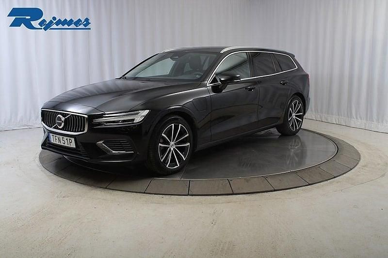 Svart Begagnad 2022 Volvo V60 Plus Kombi | 358 900 kr (Marknadspris) - Bild 1/4