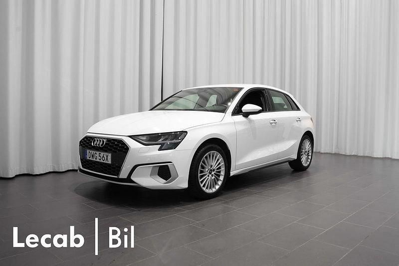 Vit (ibisvit) Begagnad 2023 Audi A3 Sportback Proline Halvkombi | 239 500 kr (Marknadspris) - Bild 1/4