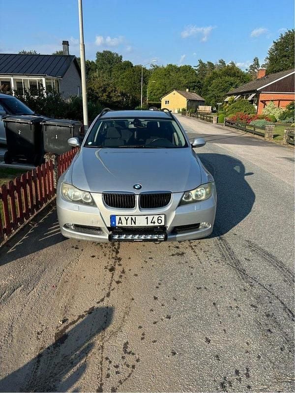 Grå Begagnad 2007 BMW 318 Kombi | 30 000 kr (Superpris) - Bild 1/4