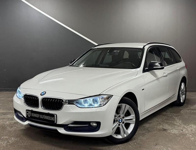 Vit Begagnad 2015 BMW 320 Sport Line Kombi | 169 900 kr (Marknadspris) - Bild 1/4