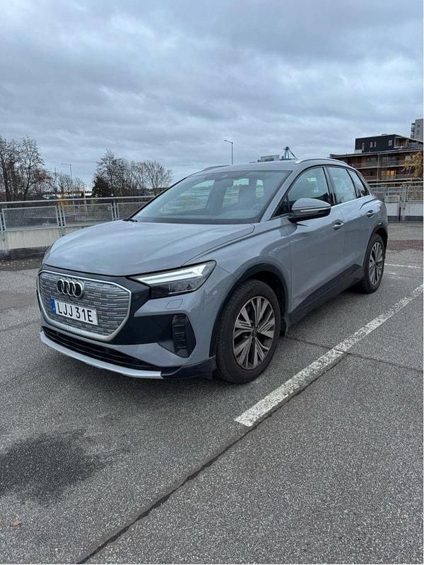Grå Begagnad 2022 Audi Q4 e-tron Advanced SUV | 339 000 kr (Marknadspris) - Bild 1/4
