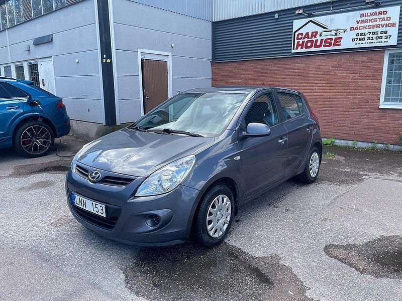 Mörkgrå Begagnad 2010 Hyundai i20 Select Halvkombi | 44 800 kr (Marknadspris) - Bild 1/4