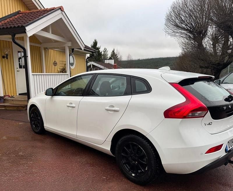 Begagnad 2013 Volvo V40 Halvkombi | 89 900 kr (Marknadspris) - Bild 1/4