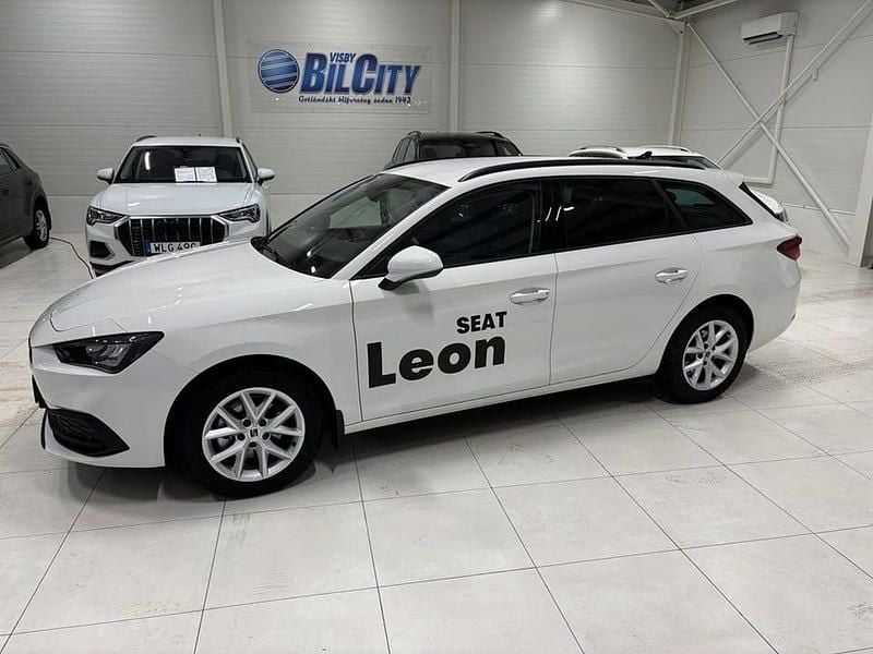 Vit Begagnad 2025 Seat Leon Style Kombi | 259 000 kr (Marknadspris) - Bild 1/4