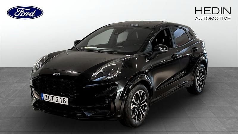Svart (black) Begagnad 2022 Ford Puma Gen-E ST-Line SUV | 219 000 kr (Marknadspris) - Bild 1/4