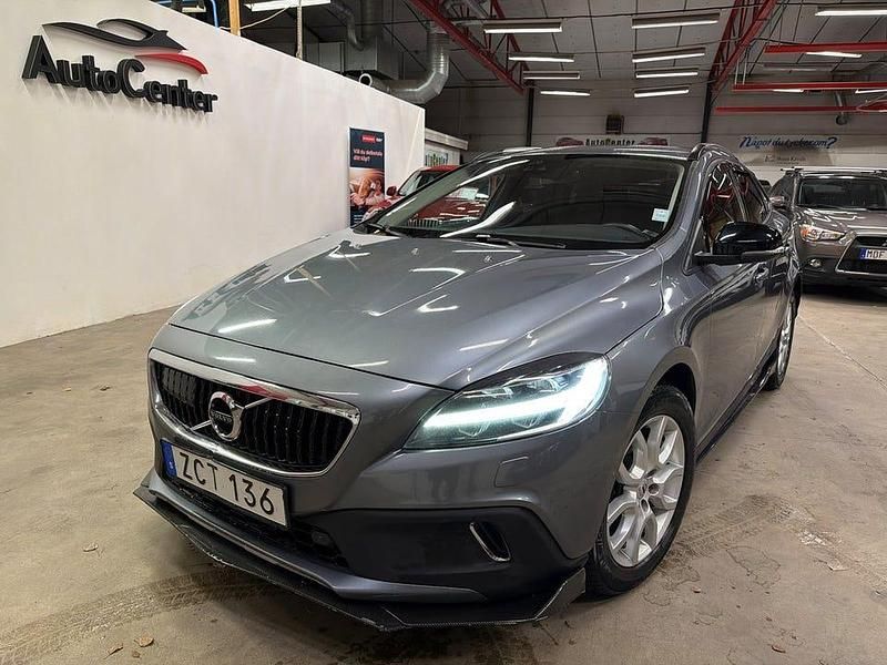 Grå Begagnad 2017 Volvo V40 CC Momentum Kombi | 144 900 kr (Marknadspris) - Bild 1/4