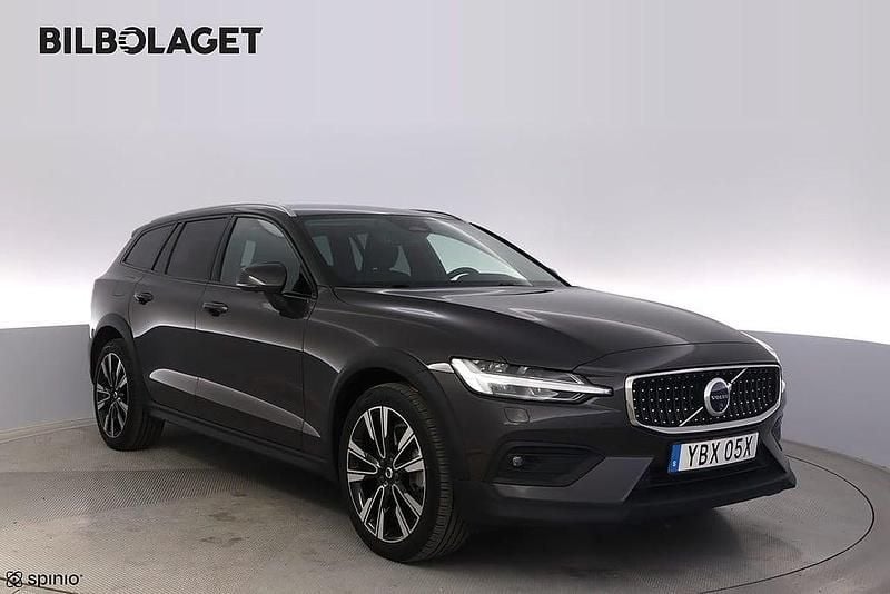 Grå Begagnad 2023 Volvo V60 CC Plus Kombi | 419 800 kr (Marknadspris) - Bild 1/4
