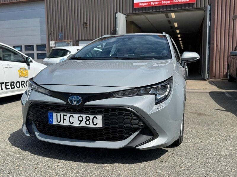 Grå Begagnad 2020 Toyota Corolla Active Kombi | 129 900 kr - Bild 1/4