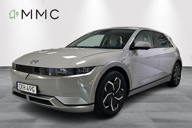 Grå (cyber grey) Begagnad 2022 Hyundai Ioniq 6 Advanced Sedan | 329 000 kr (Marknadspris) - Bild 1/4