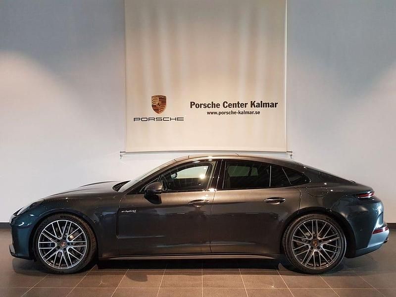 Grå Ny 2025 Porsche Panamera 4 Sedan | 1 770 000 kr - Bild 1/4