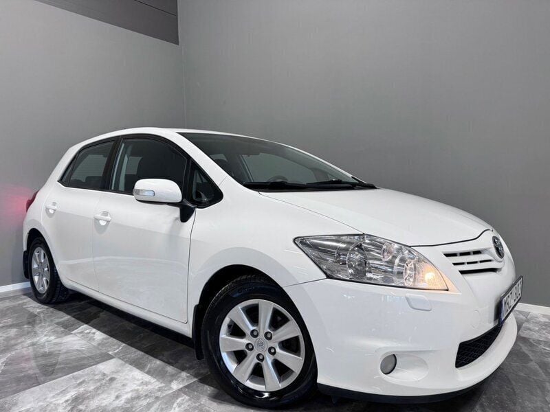 Vit Begagnad 2012 Toyota Auris Plus Halvkombi | 64 900 kr (Marknadspris) - Bild 1/4