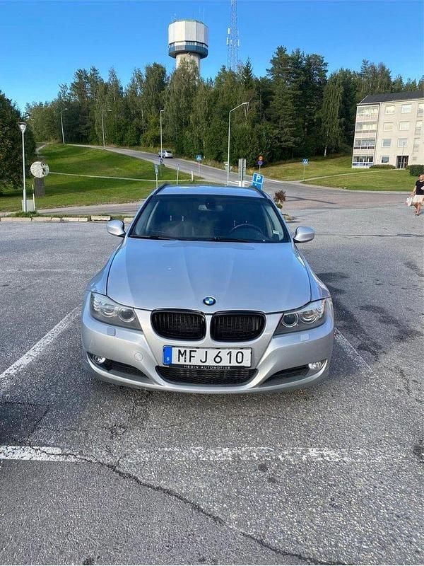 Grå Begagnad 2012 BMW 320 M Sport Kombi | 69 000 kr (Bra pris) - Bild 1/4