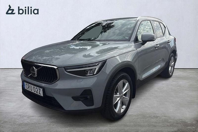 Grå Begagnad 2023 Volvo XC40 Core SUV | 349 900 kr (Marknadspris) - Bild 1/3